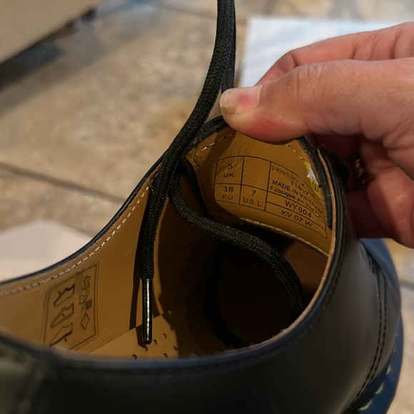 Dr. Martens 1461 3 eye Oxford. Excellent condition. Worn only a couple of times. - Picture 2 of 4